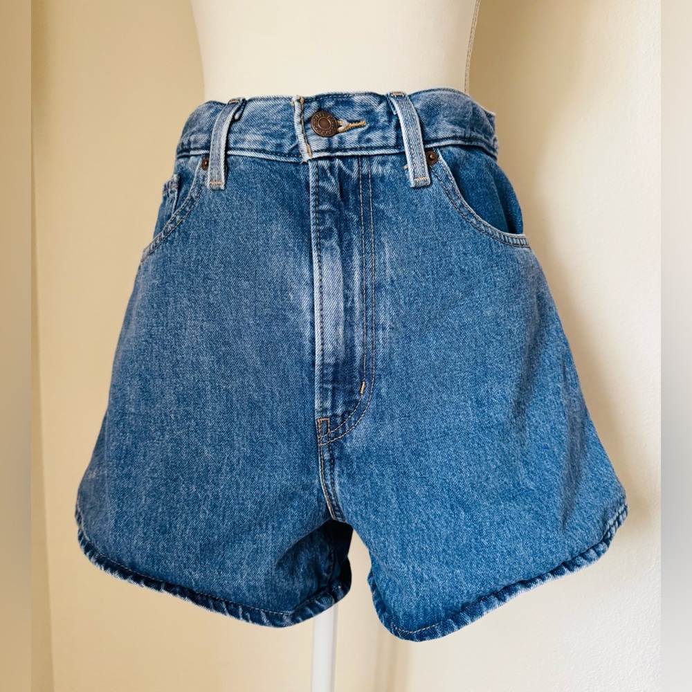 Levi's High Waisted Mom Medium Wash Blue Jean Shorts | Size 29